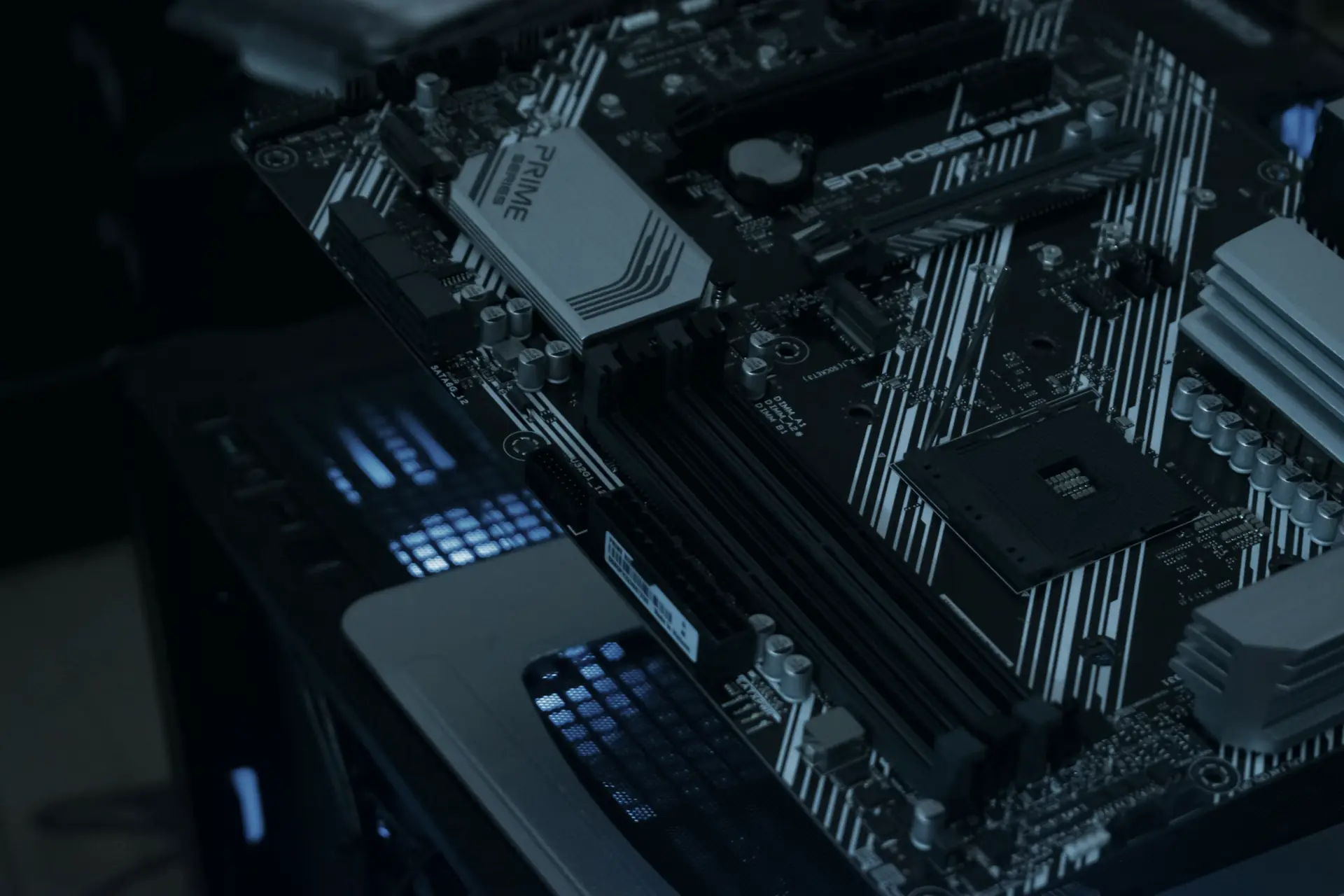Placa-mãe de computador vista de perto, com slots de memória e conectores