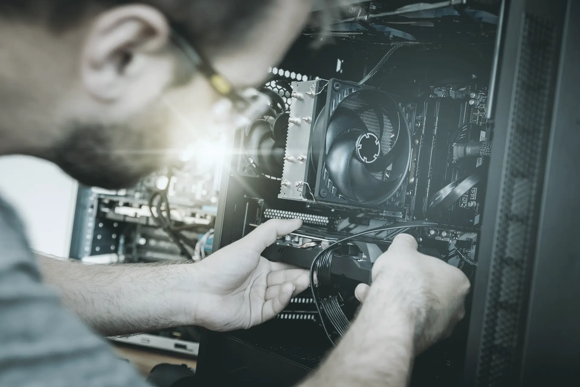 Técnico trabalhando dentro do gabinete de um computador