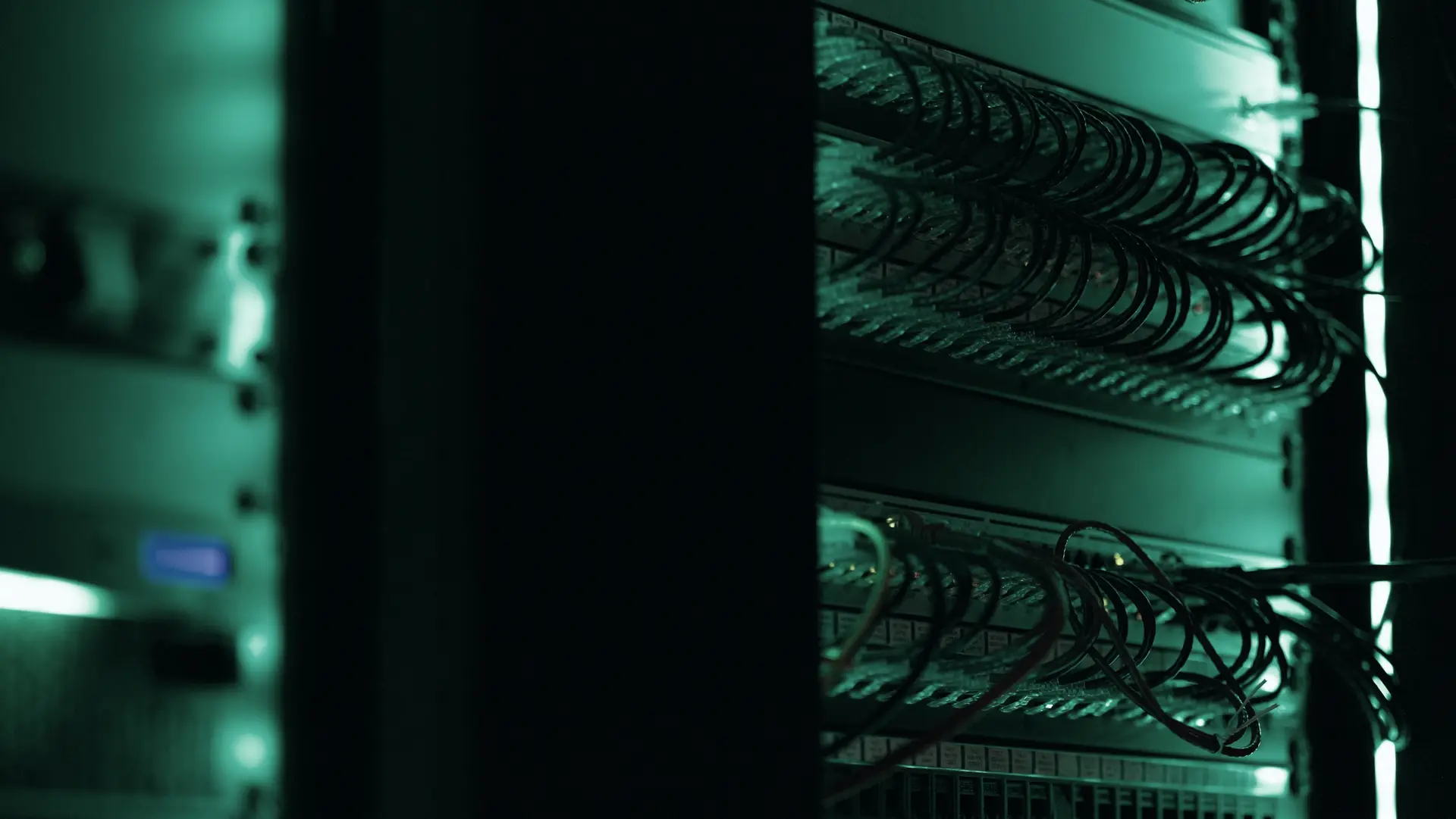Racks de servidores com luzes de status