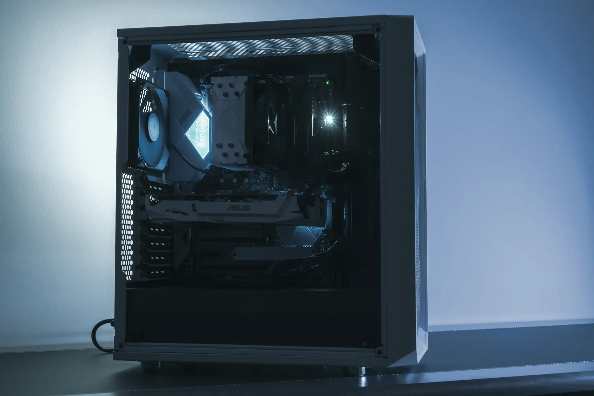 Gabinete de PC gamer com lateral de vidro
