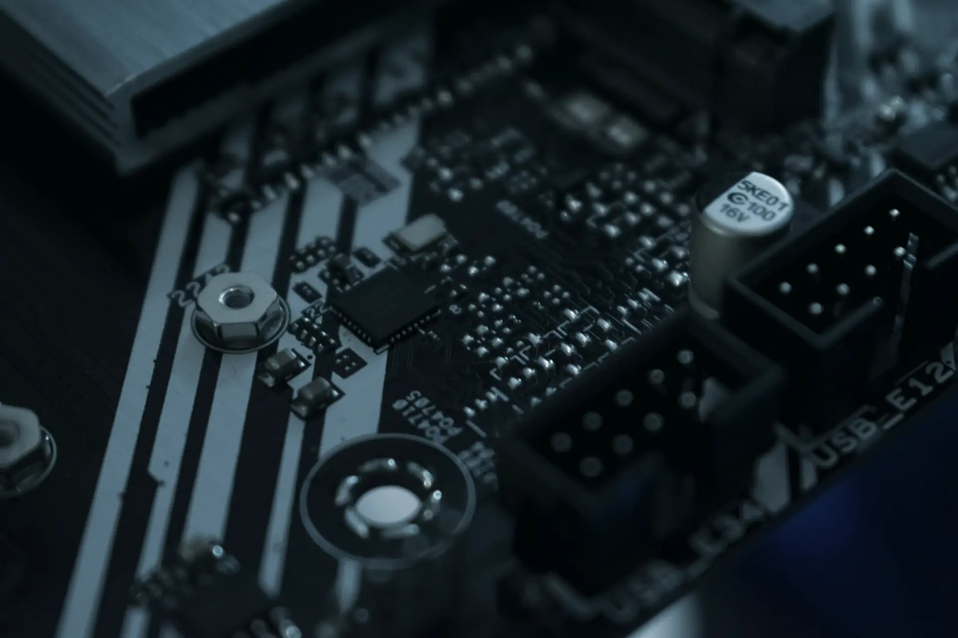 Detalhe de placa-mãe com conectores e componentes