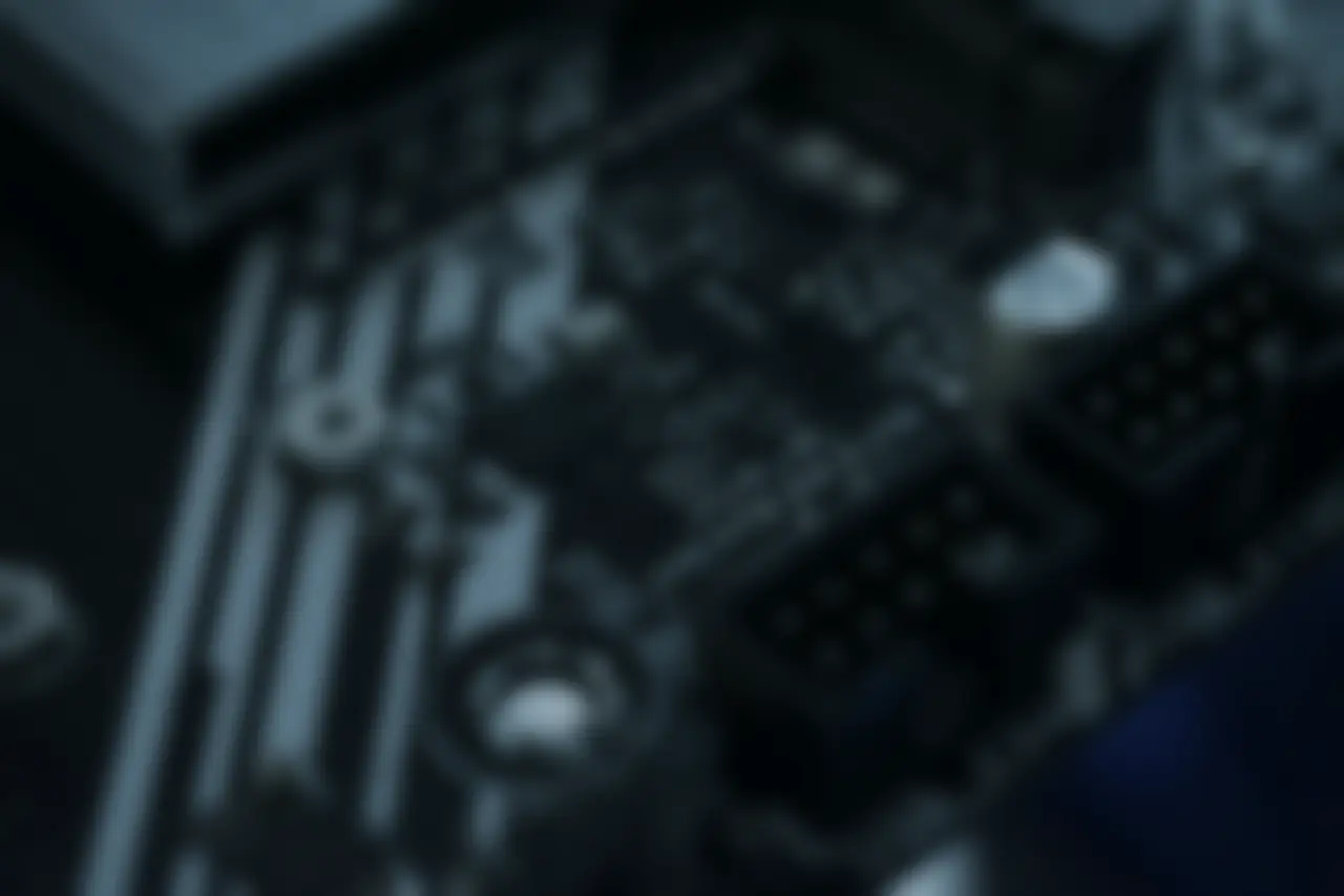 Detalhe de placa-mãe com conectores e componentes
